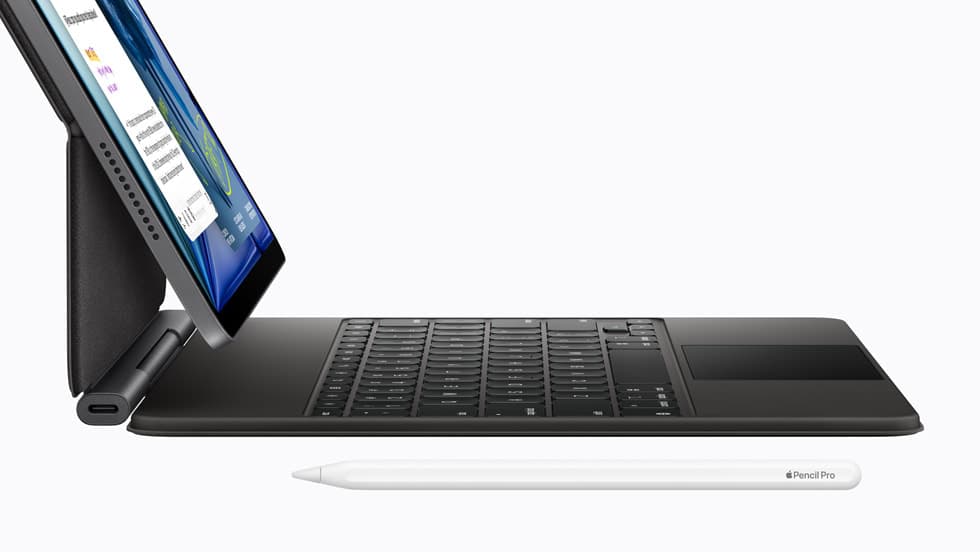iPad Air med M4 på svart Magic Keyboard, med Apple Pencil Pro foran