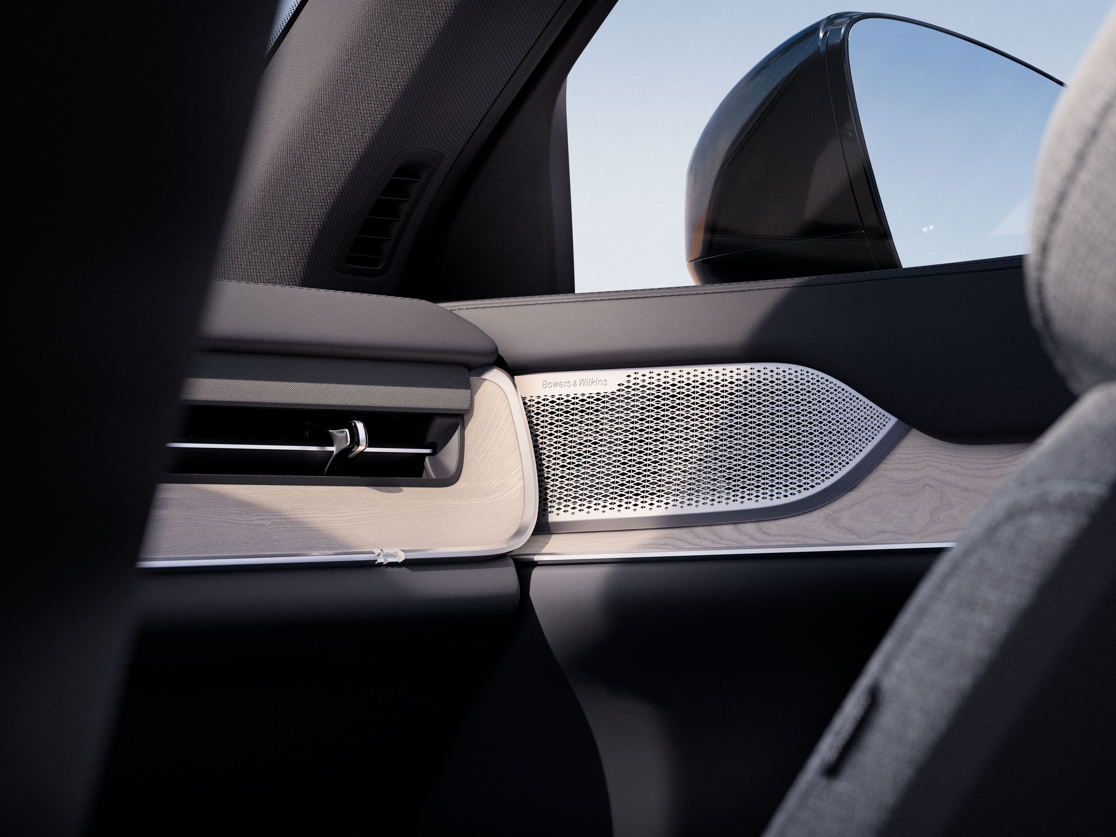 Detalj av høyttalergrill merket Bowers & Wilkins i døren på Volvo EX90
