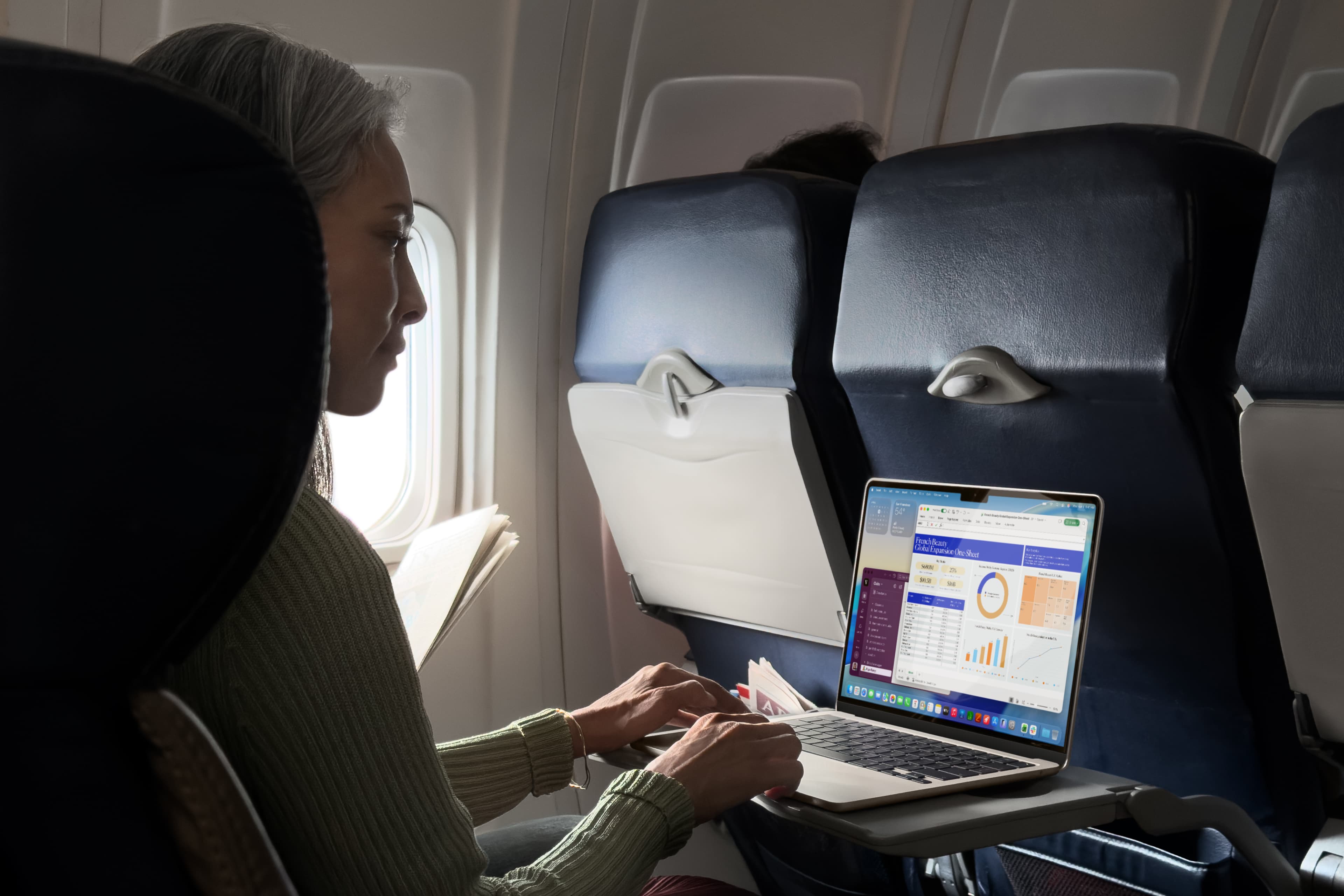 Apple Macbook Air med M5 brukt på flyet.