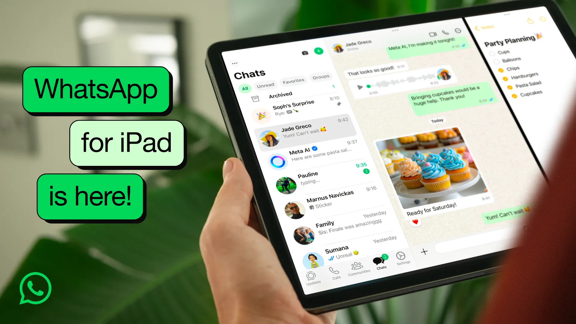 En hånd holder en iPad som viser WhatsApp med chatteliste, åpen samtale og handleliste.