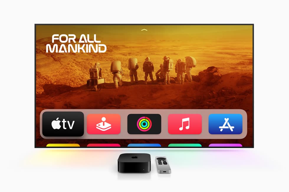 Apple TV 4K (3. generasjon) og Siri Remote foran en TV-skjerm med tvOS
