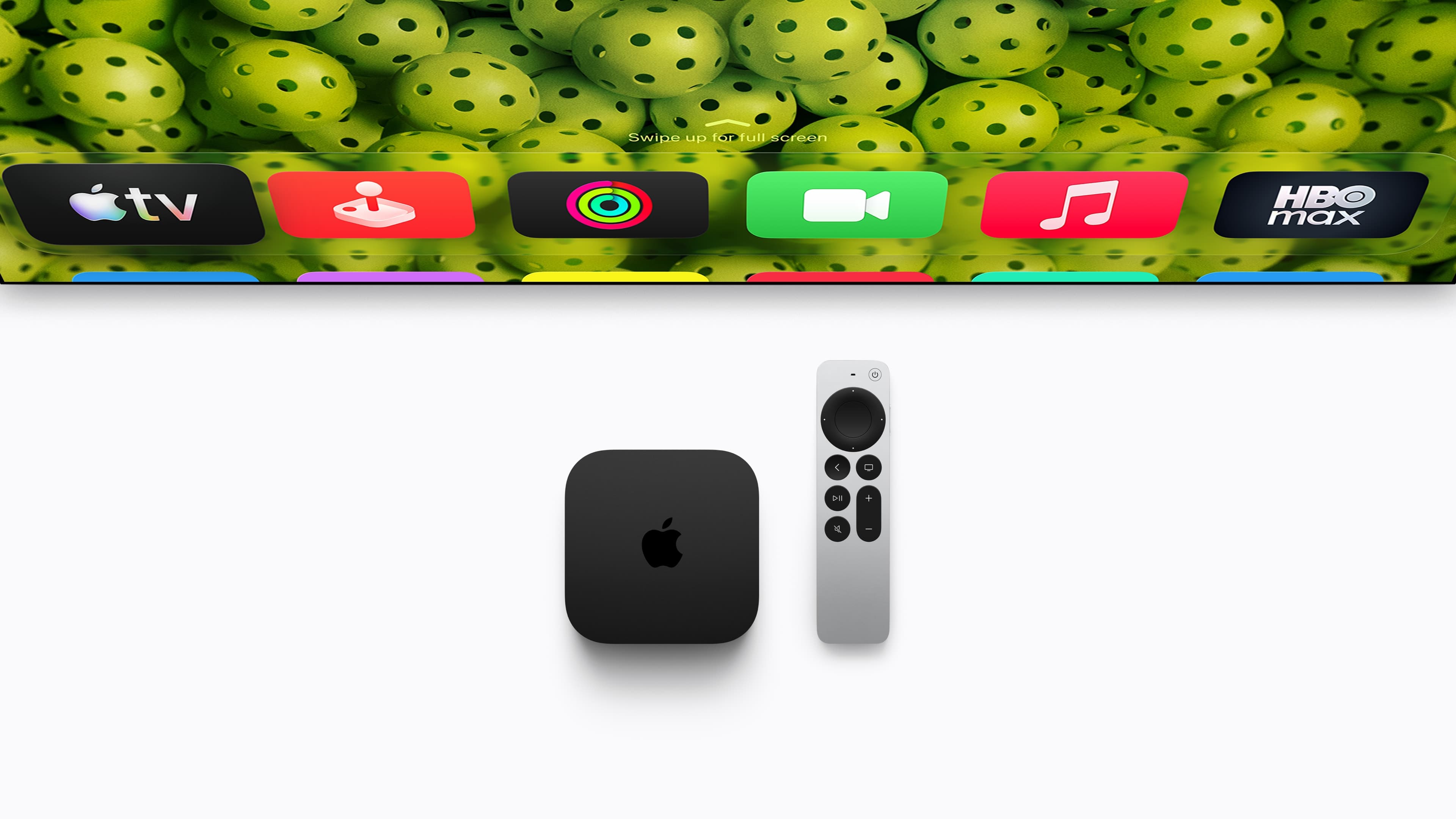 Apple TV 4K og Siri Remote foran en TV-skjerm.
