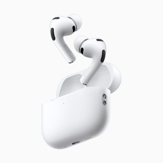 AirPods Pro 3-øretelefoner over et åpent MagSafe-ladeetui