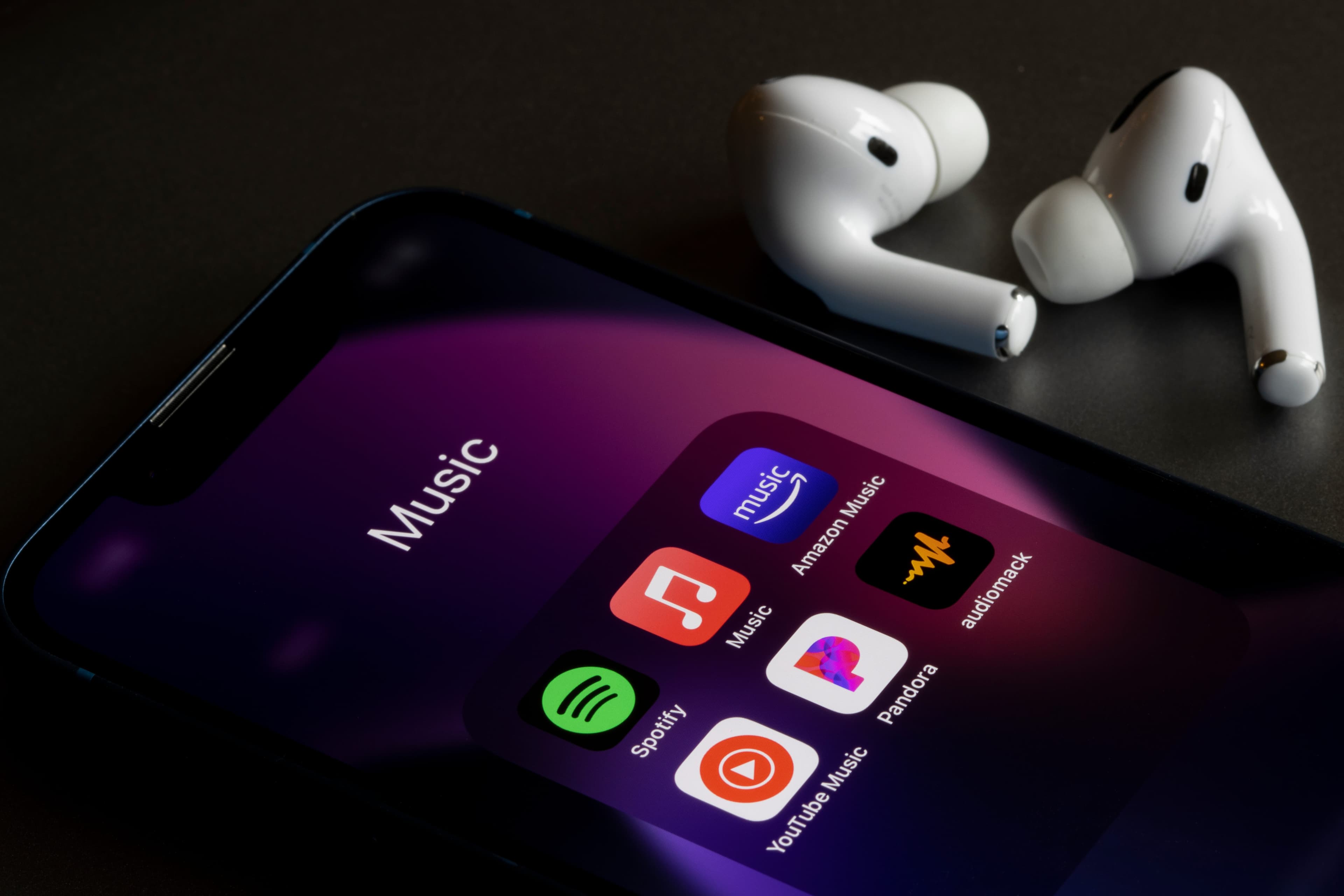 Apple satser på AI‑wearables og relanserer Apple Music Connect for plateselskaper