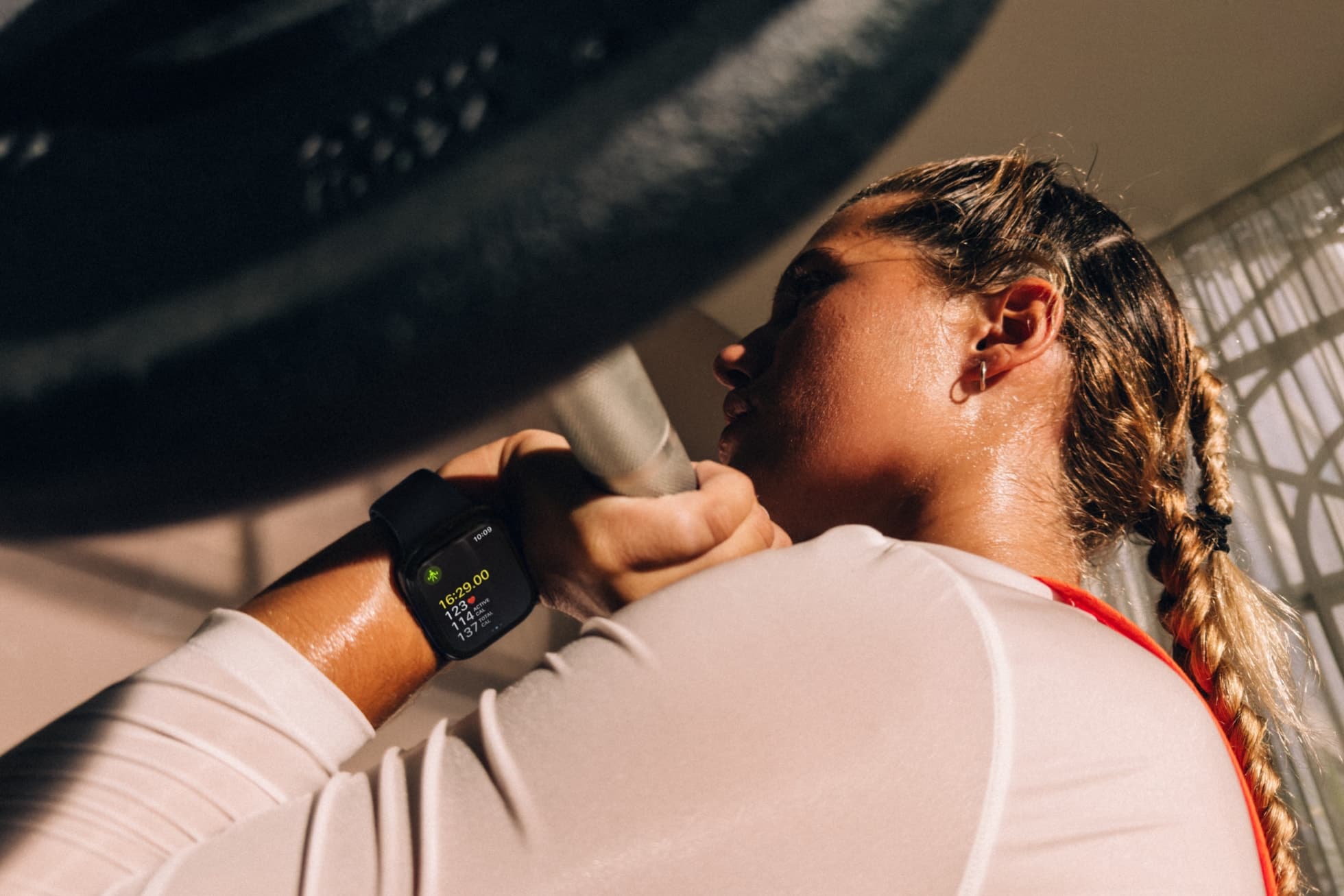 En person utfører styrketrening med Apple Watch Series 12 på håndleddet.