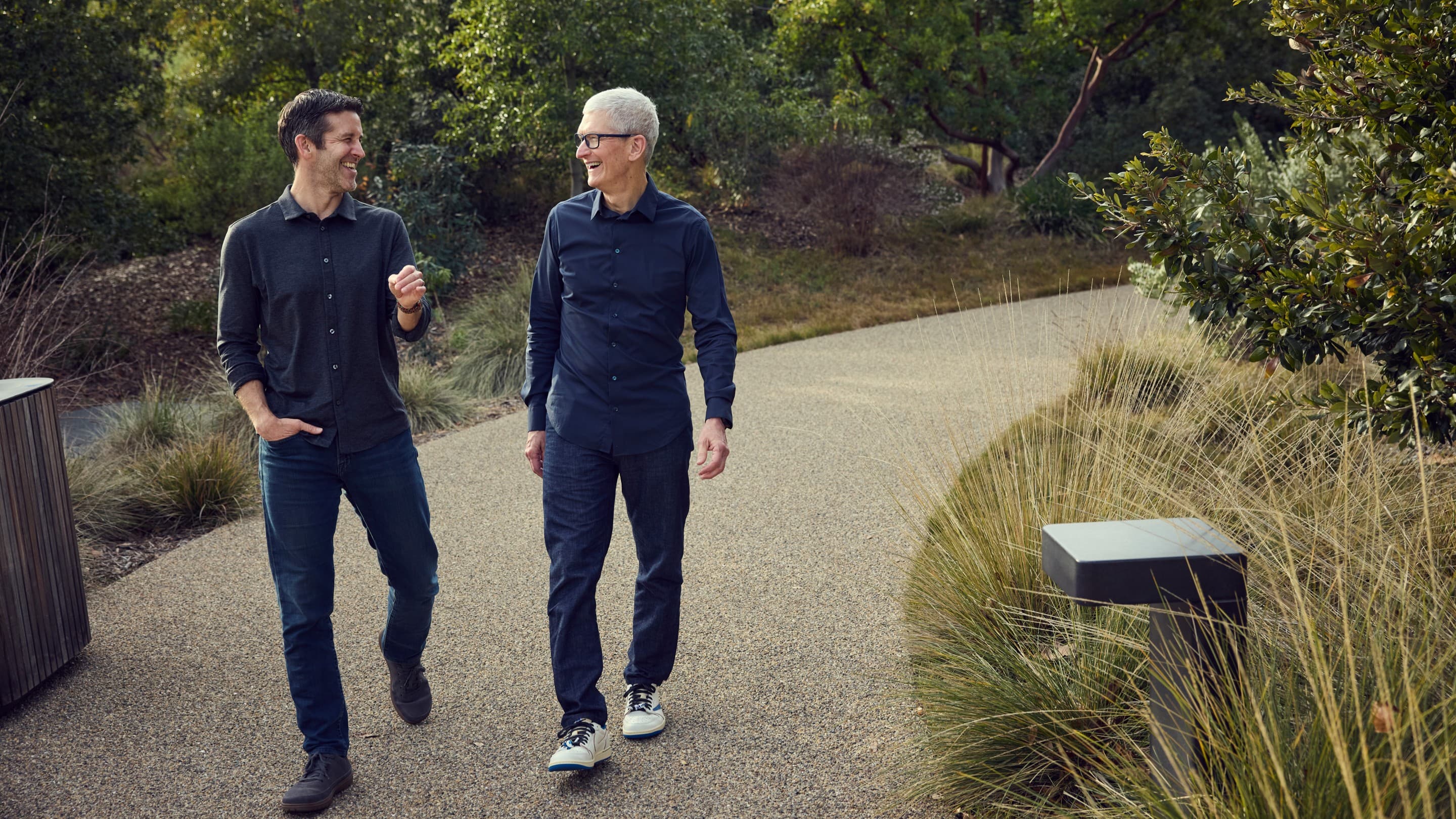 Tim Cook og John Ternus ved Apple Park.