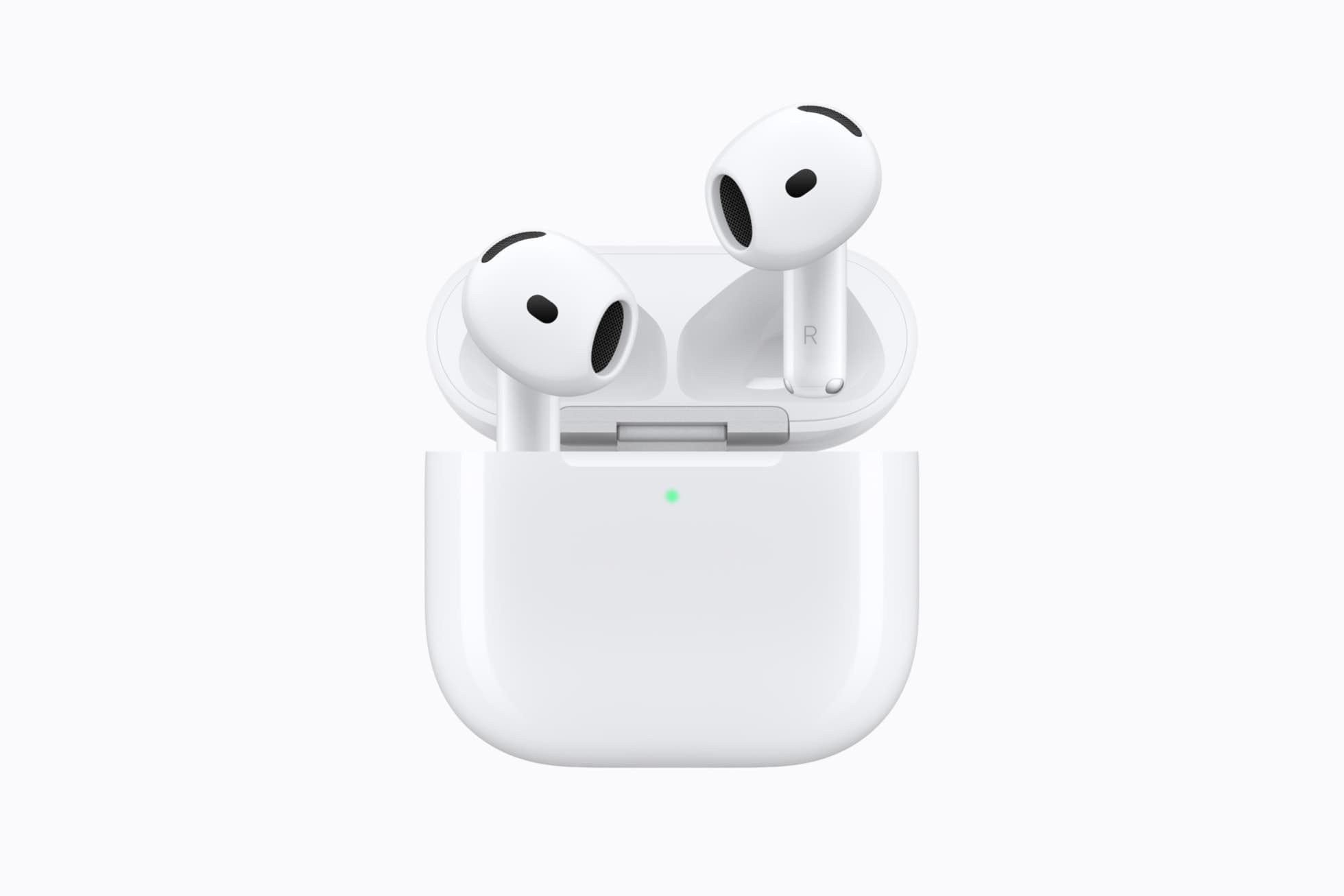 AirPods 5 i et åpent ladeetui på hvit bakgrunn