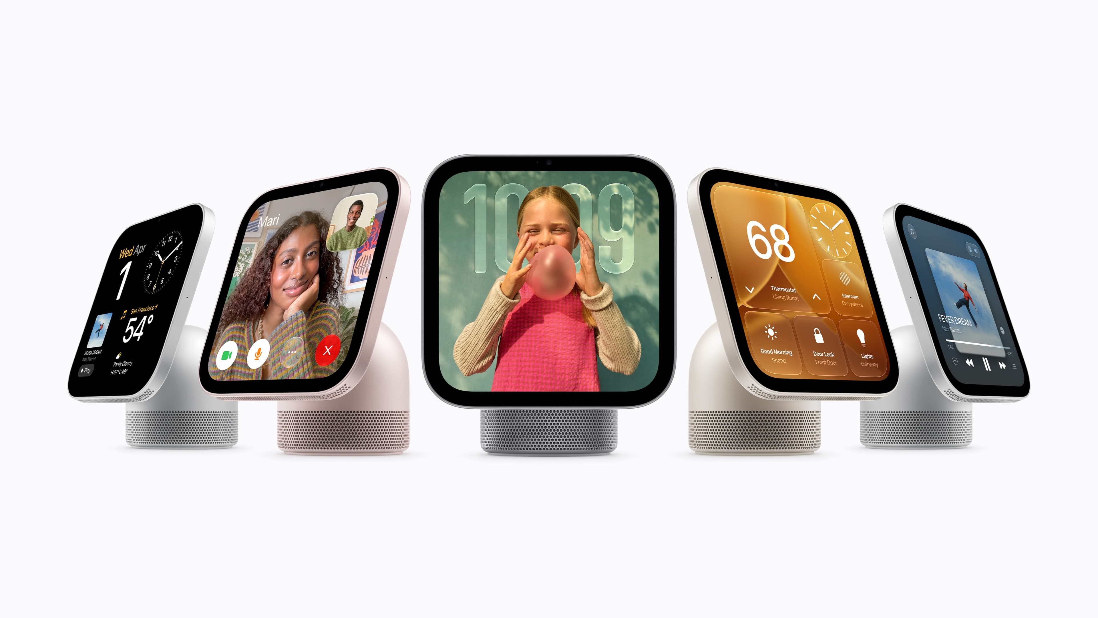 Fem Apple HomeView-enheter viser klokke, FaceTime, et bilde, smarthjemkontroller og musikk.