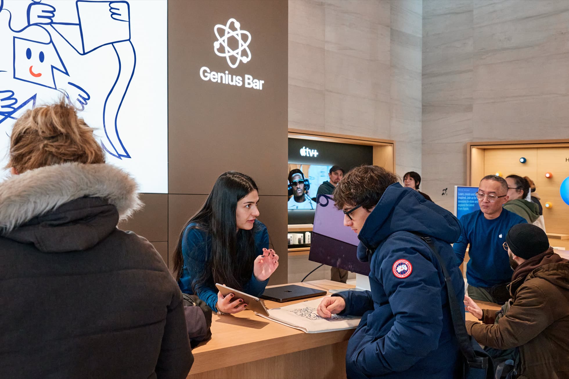 En Apple-ansatt hjelper en kunde ved Genius Bar i Apple Sainte-Catherine i Montreal.