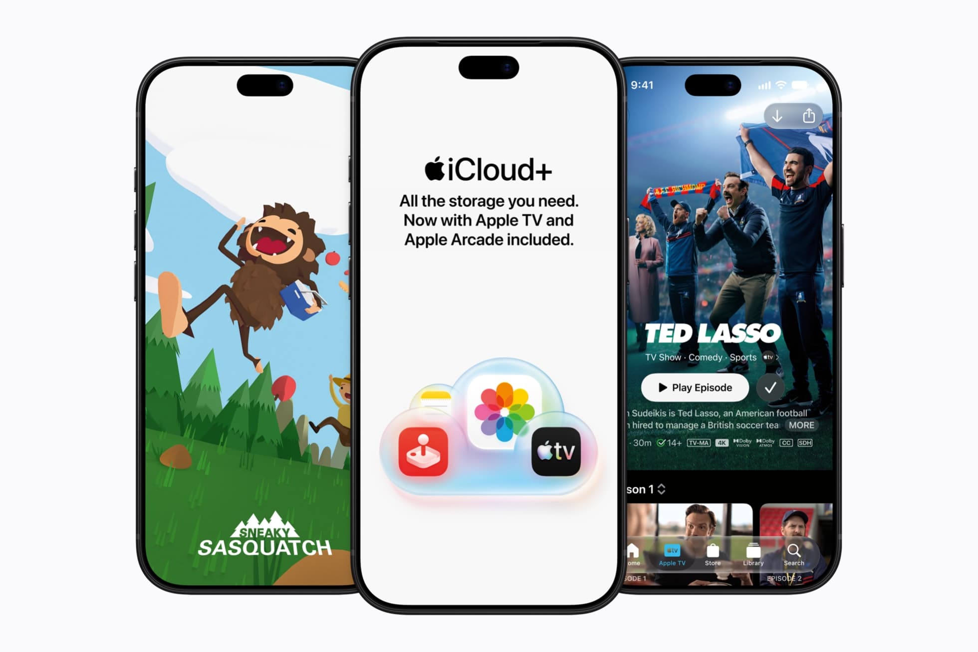 Tre iPhoner viser Apple Arcade, iCloud+ med Apple TV og Arcade, og Apple TV-serien Ted Lasso.