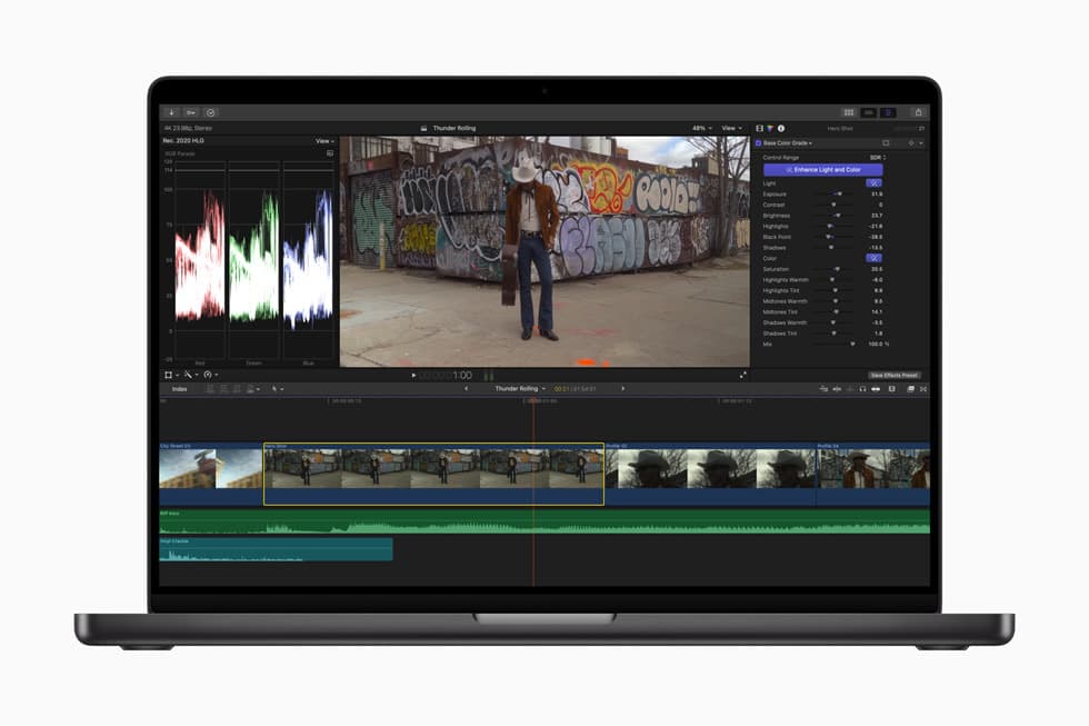 Final Cut Pro på en MacBook Pro viser fargegradering med RGB-skoper og panelet «Enhance Light and Color»