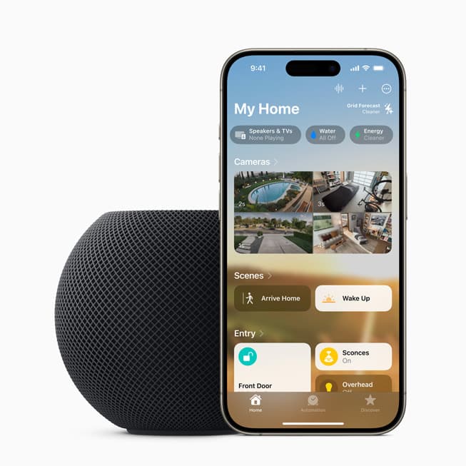 HomePod mini ved siden av en iPhone som viser Home-appen med kameraer, scener og styring av smarthjem