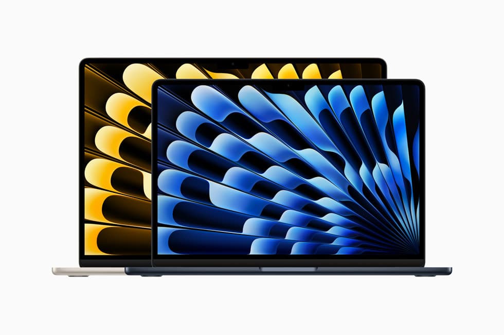 To MacBook Air-modeller i fargene Midnatt og Stjernelys vist forfra mot hvit bakgrunn