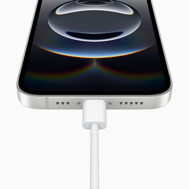 Et nærbilde av USB-C-porten på iPhone 16e.