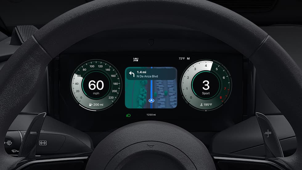 Apple CarPlay Ultra viser kart og navigasjon i instrumentpanelet bak rattet i en bil