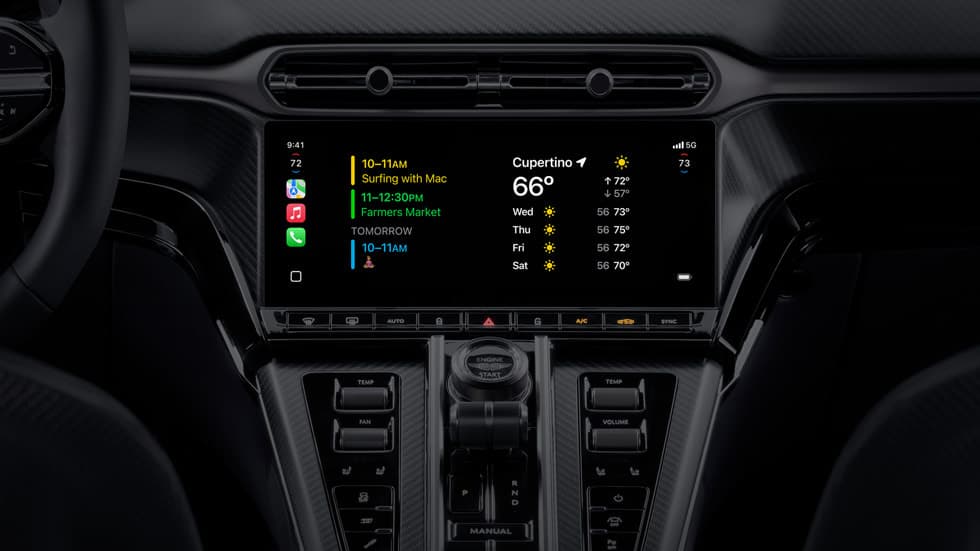 CarPlay vist på bilens midtskjerm med hjemskjerm, kart, musikk og kalenderwidgets