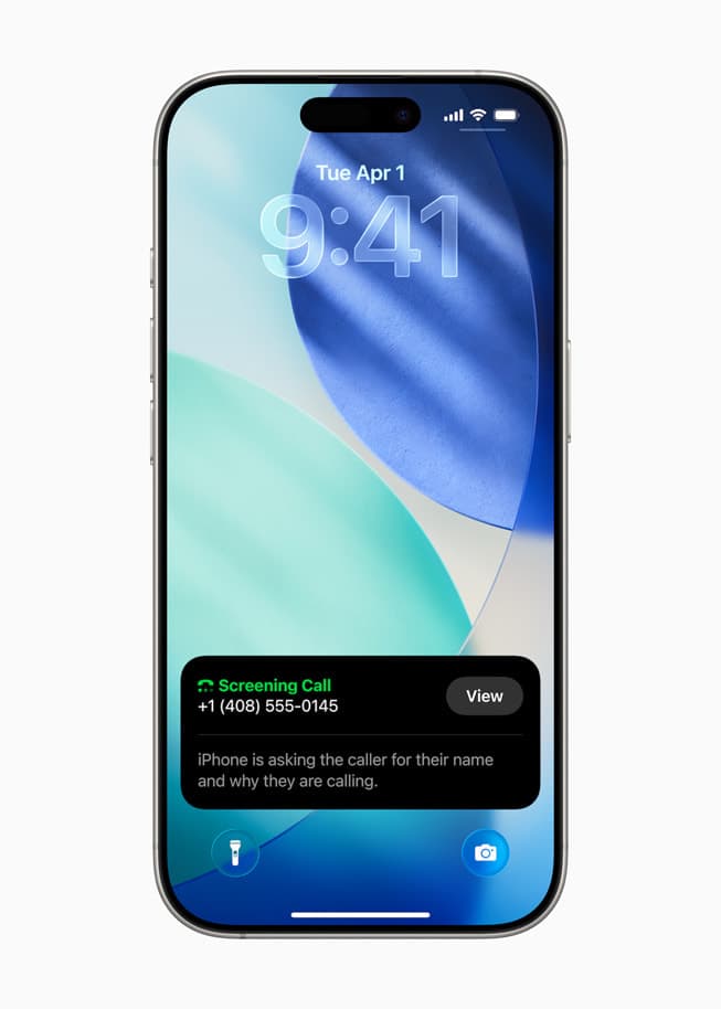 iPhone med iOS 26 viser Call Screening på låseskjermen mens iPhone spør en ukjent innringer om navn og grunn.