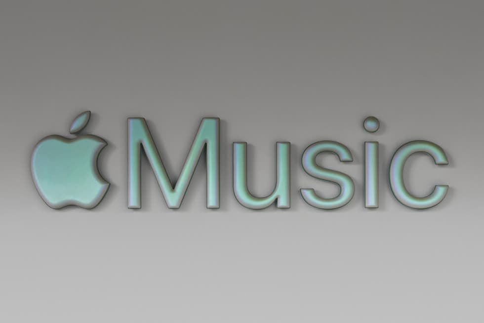 Apple Music-logoen med Apple-symbolet og ordmerket «Music» på en lys vegg