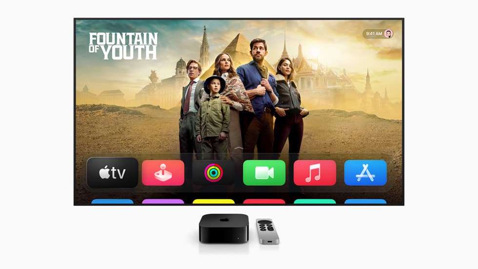 En TV viser hjemmeskjermen i tvOS med app-rutenett, foran står dagens Apple TV 4K og Siri Remote