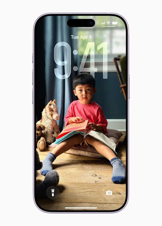 iPhone 17 som viser låseskjermen med klokke og varslingsfelt