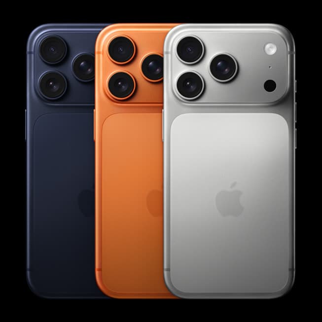 iPhone 17 Pro i tre farger – dyp blå, kosmisk oransje og sølv – sett bakfra med Apple-logo og kameraplatået