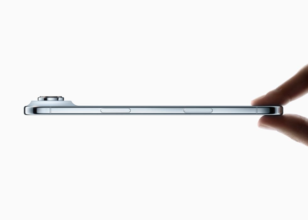 Profilbilde av iPhone Air som holdes mellom to fingre og viser hvor ekstremt tynn telefonen er