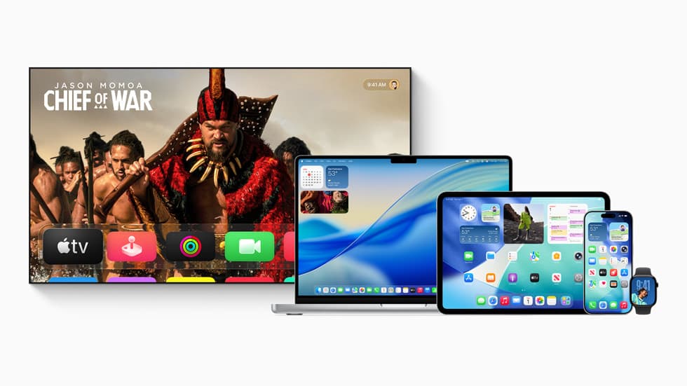 Apple TV, MacBook Pro, iPad, iPhone og Apple Watch som alle kjører de nye OS 26-versjonene side om side