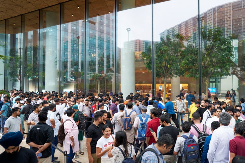 Lang kø av kunder utenfor Apple BKC-butikken i Mumbai på lanseringsdagen for iPhone 17 Pro
