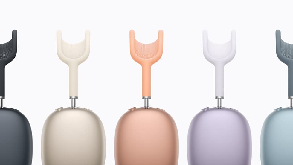 Fem AirPods Max 2-enheter vises på rekke og rad i alle de tilgjengelige fargene. Fra venstre: midnatt, stjerneskinn, oransje, lilla og blå.