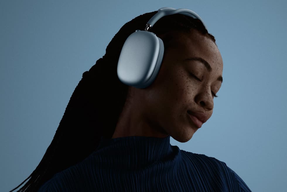 Person med lukkede øyne lytter til musikk med AirPods Max 2 over-ear-hodetelefoner i sølv