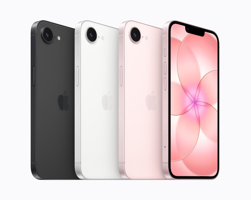 Fire iPhone 17e-enheter vises – én i svart, én i hvitt og to i rosa.