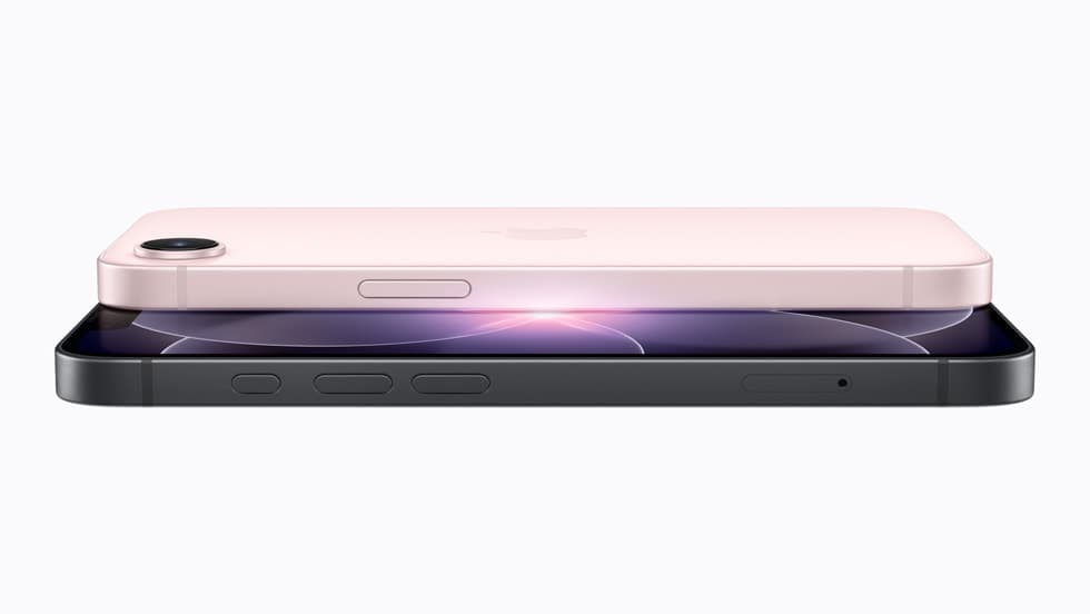To iPhone 17e-enheter, den ene i svart og den andre i rosa, stablet oppå hverandre.