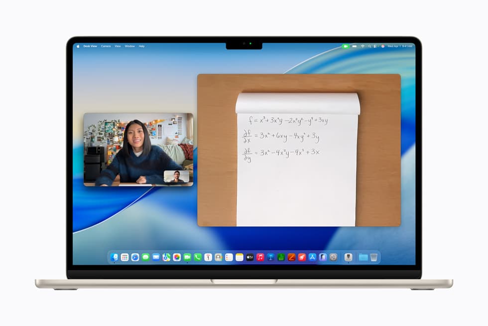 MacBook Air viser macOS-skrivebordet med Dock og åpne apper på skjermen