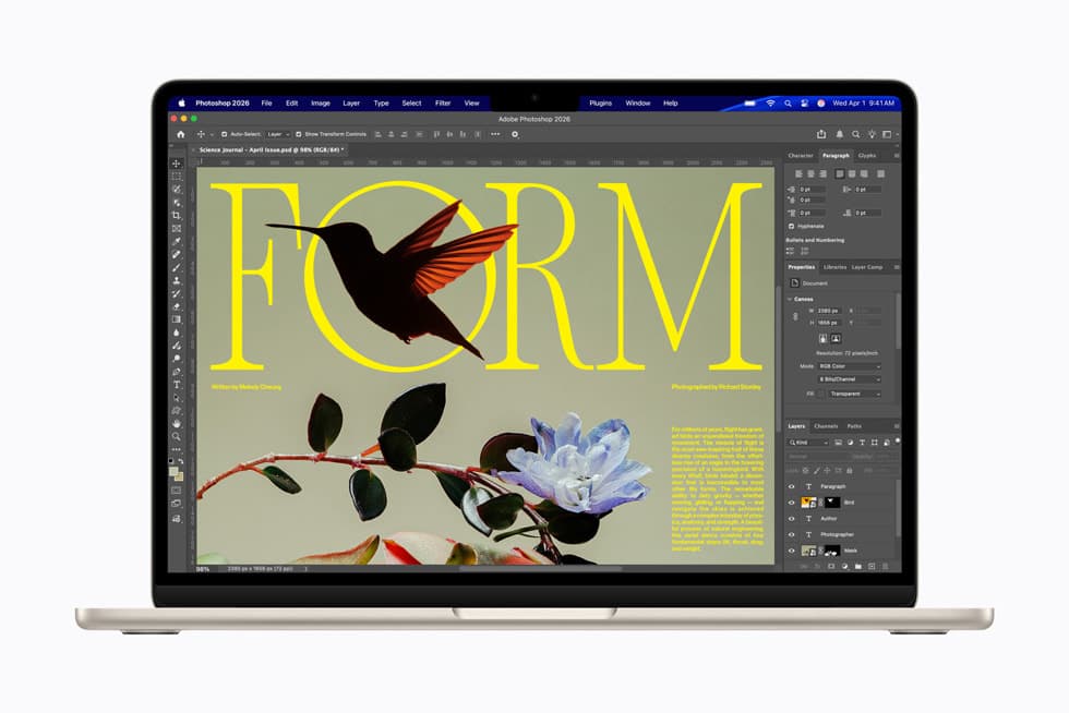MacBook Air med M5-brikke vist forfra med Photoshop apent pa skjermen