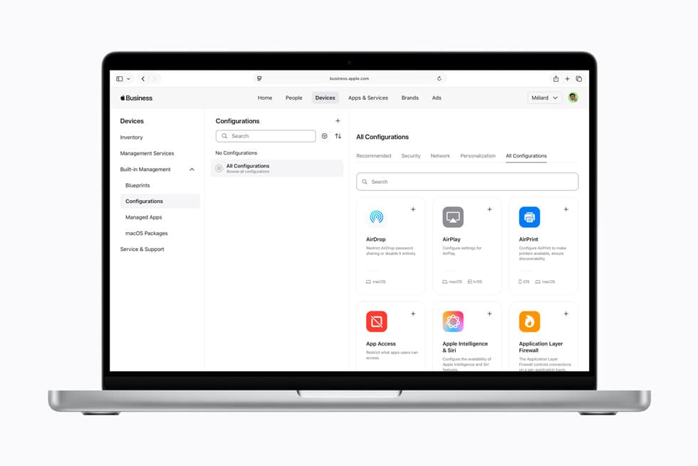 MacBook som viser Apple Business-administrasjonsportalen med enhetskonfigurasjoner (Inventory, Blueprints, Configurations) i nettleseren