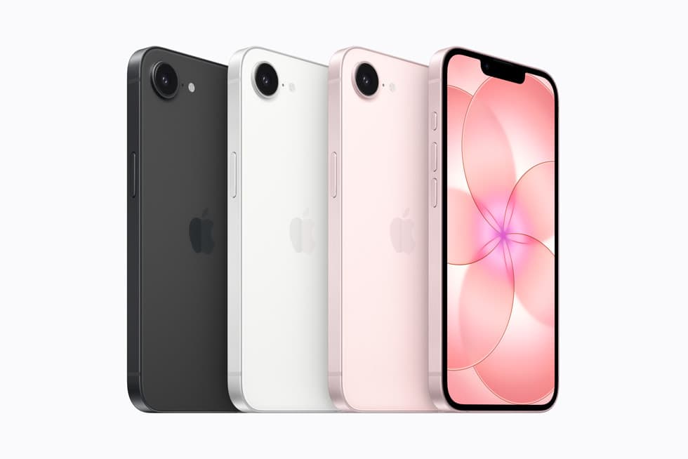 Fire iPhone 17e-enheter vises – én i svart, én i hvit og to i rosa.