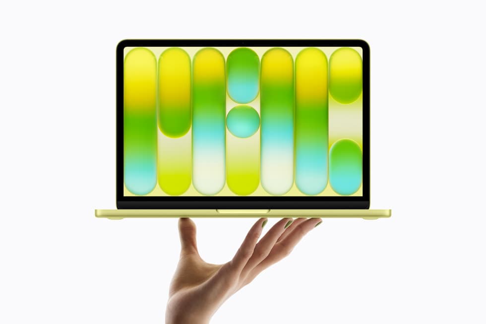 En hånd holder fram en gul MacBook Neo med fargerikt bakgrunnsbilde på skjermen