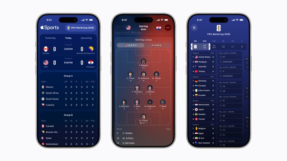 Apple Sports-appen vises på tre iPhone 17 Pro med resultater fra en brukers favorittlag, startoppstillingen for en fotballkamp og VM-gruppene.