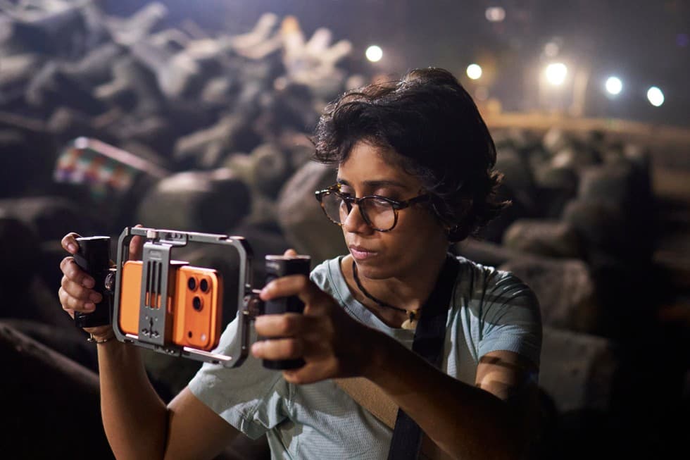 Shreela Agarwal holder en kamerarigg med iPhone 17 Pro Max i, mens hun filmer utendørs om kvelden.