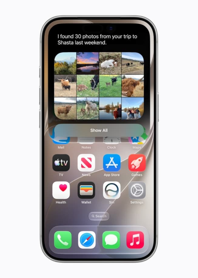 Siri AI-skjermen på en iPhone 17 Pro der det søkes etter bilder fra forrige helg og emnet og bestemte personer er nevnt i søket.
