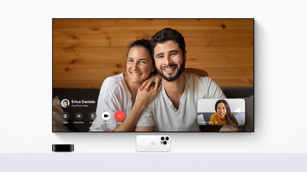 Den nye FaceTime-opplevelsen vist på en TV-skjerm med Apple TV 4K.