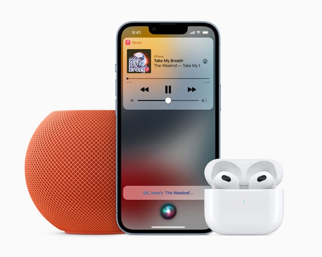 HomePod mini i oransje, iPhone som bruker Apple Music og AirPods (tredje generasjon).